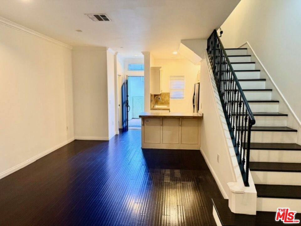 Apartment for rent at 917 N Sierra Bonita Ave #917-3, Los Angeles, CA 90046