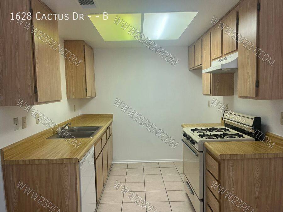 Townhouse for rent at 1628 Cactus Dr #B, Lancaster, CA 93535
