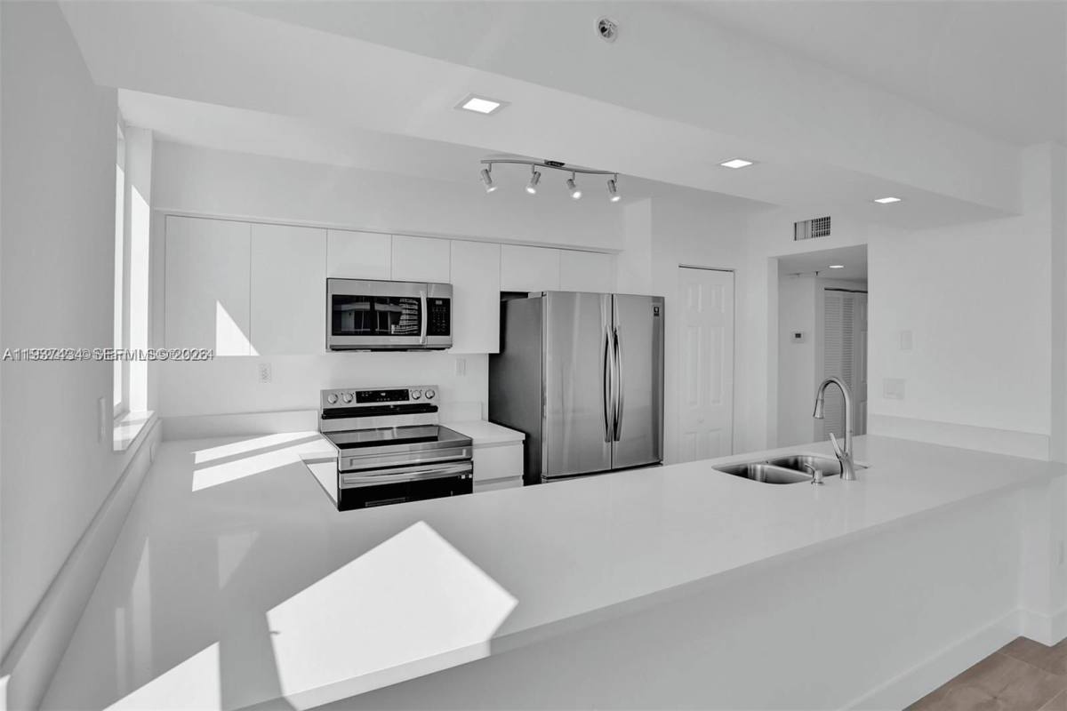 Apartment for rent at 650 W Ave #2001, Miami Beach, FL 33139