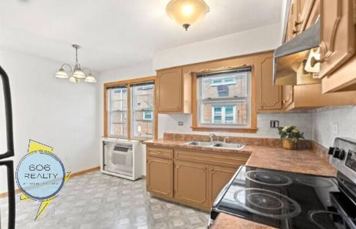 Apartment for rent at 9451 Maple Dr, Des Plaines, IL 60018