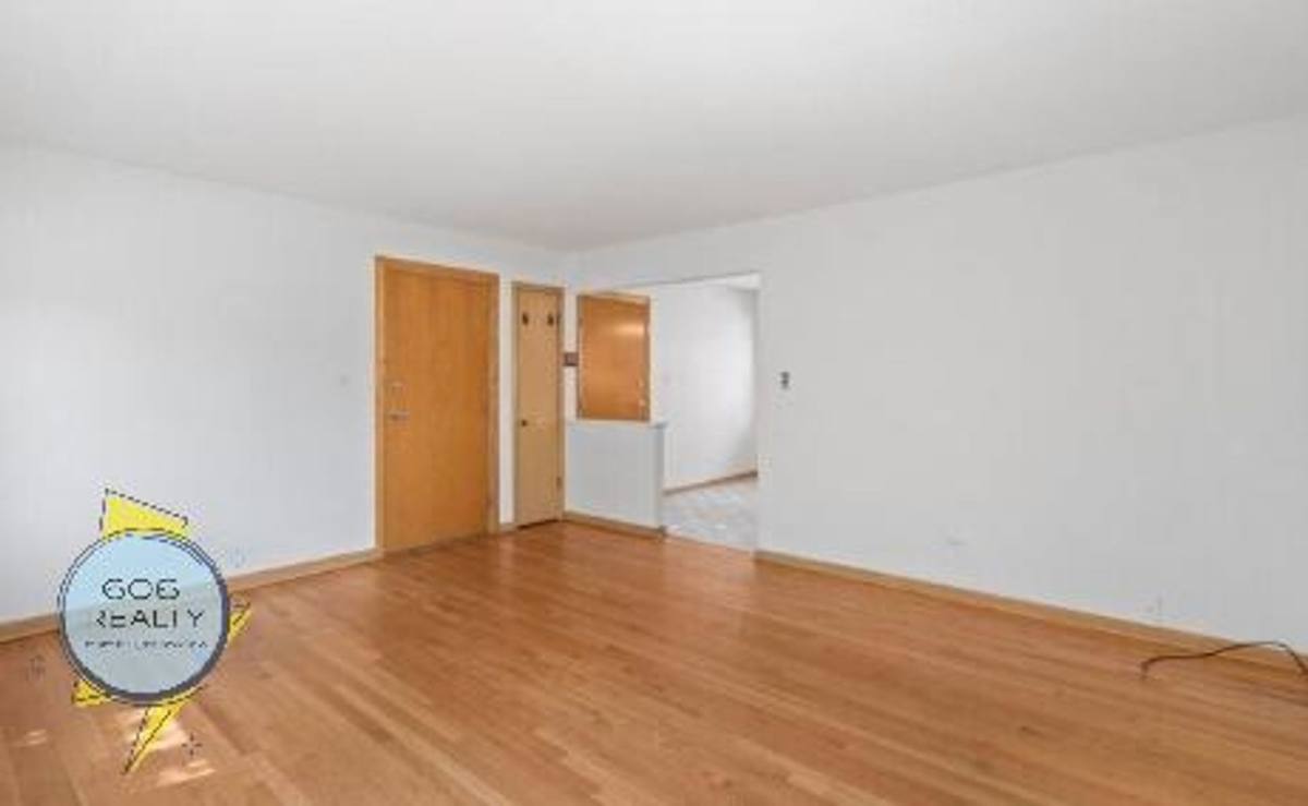 Apartment for rent at 9451 Maple Dr, Des Plaines, IL 60018