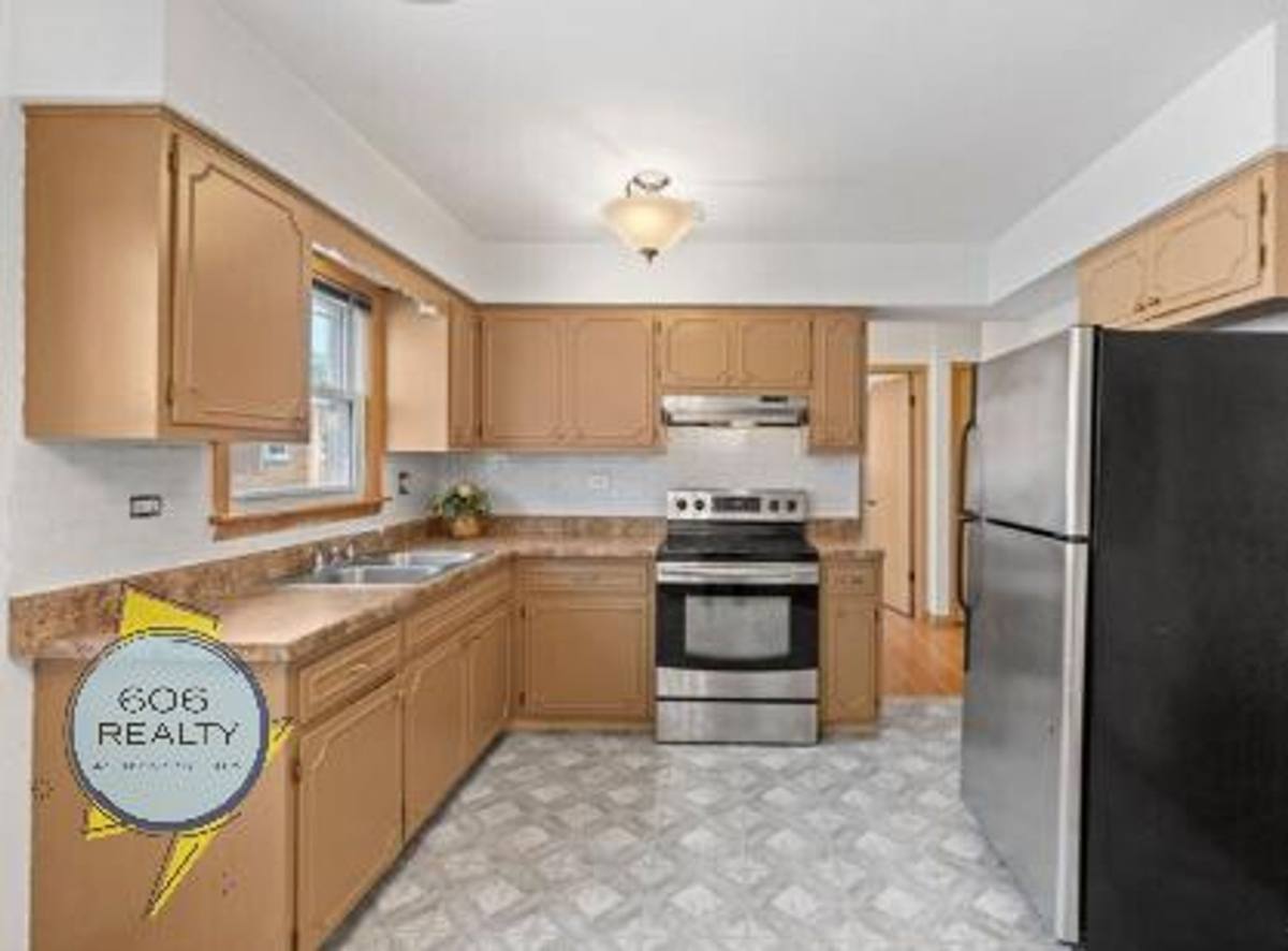 Apartment for rent at 9451 Maple Dr, Des Plaines, IL 60018