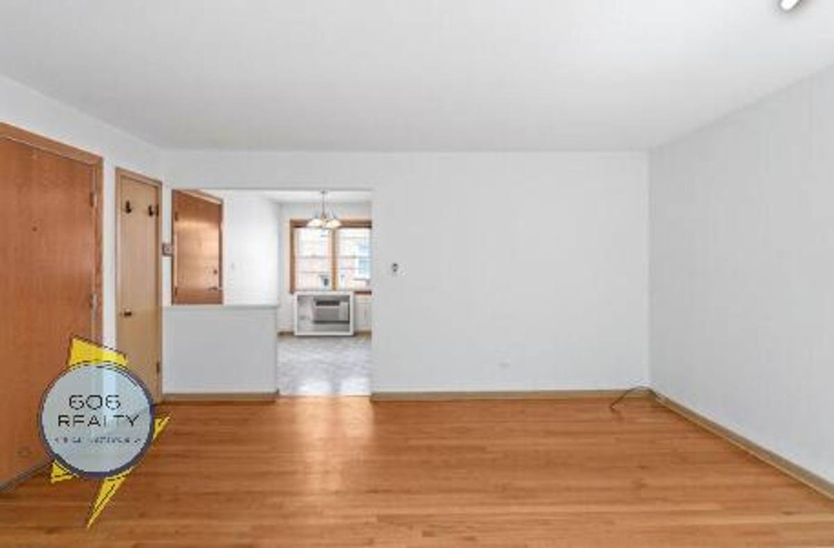 Apartment for rent at 9451 Maple Dr, Des Plaines, IL 60018