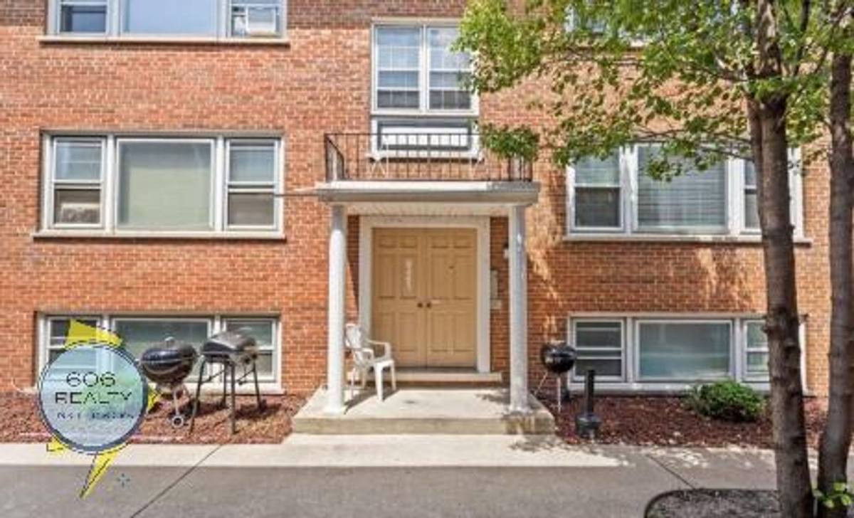 Apartment for rent at 9451 Maple Dr, Des Plaines, IL 60018