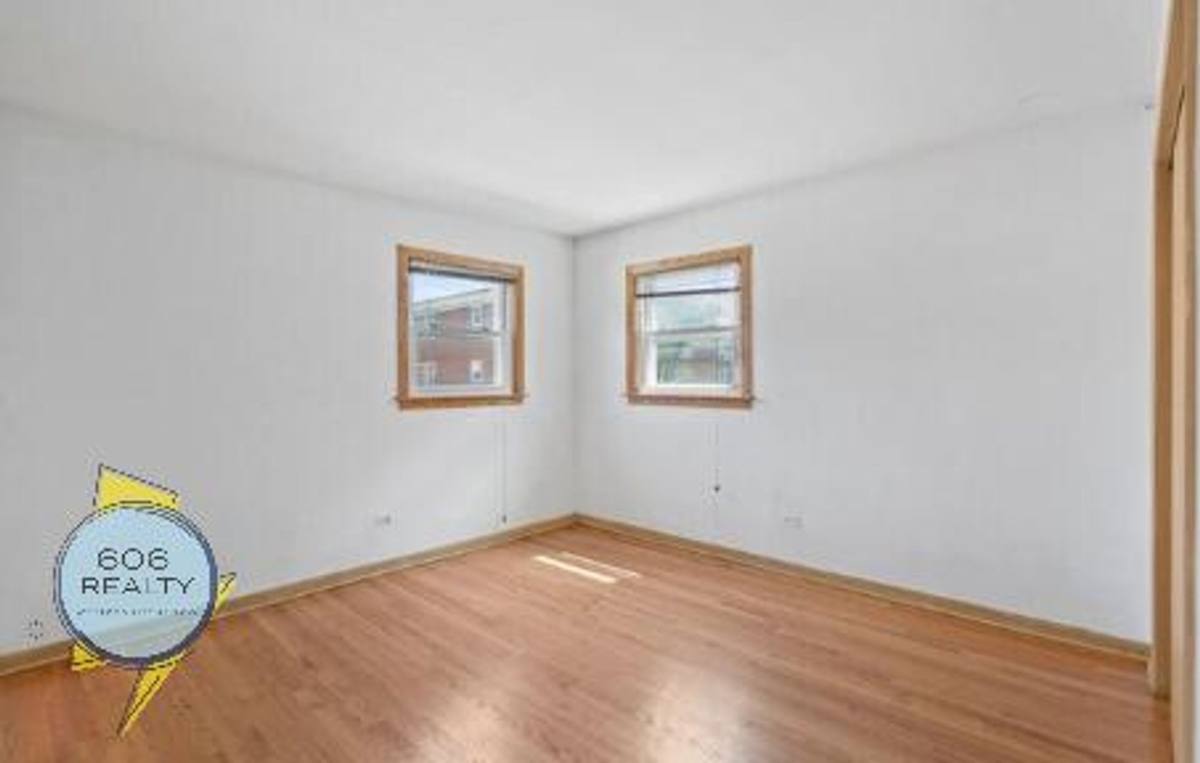Apartment for rent at 9451 Maple Dr, Des Plaines, IL 60018
