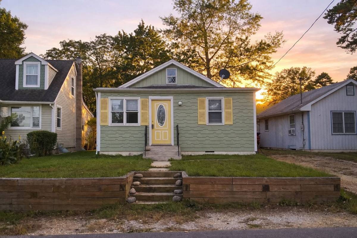 House for rent at 1629 Farragut Ave, Toms River, NJ 08753