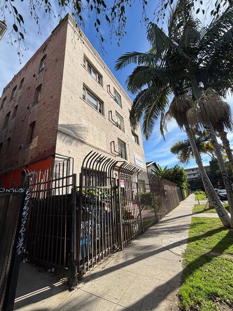 Apartment for rent at 138 S Westmoreland Ave, Los Angeles, CA 90004