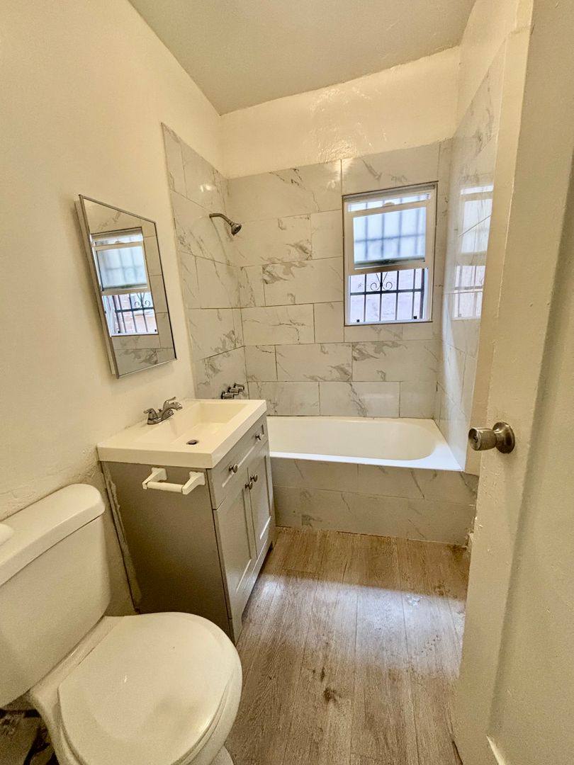 Apartment for rent at 138 S Westmoreland Ave, Los Angeles, CA 90004