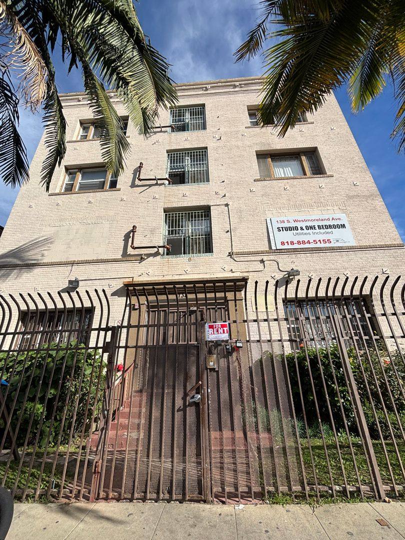 Apartment for rent at 138 S Westmoreland Ave, Los Angeles, CA 90004