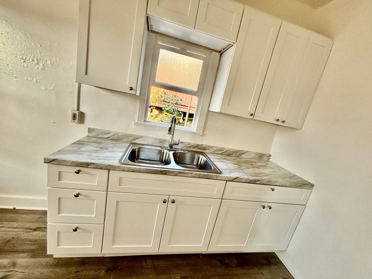 Apartment for rent at 138 S Westmoreland Ave, Los Angeles, CA 90004