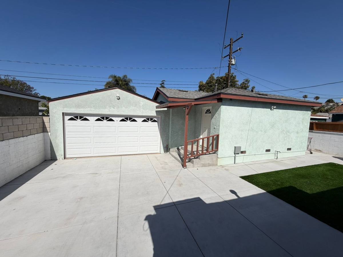 House for rent at 945 S H St, Oxnard, CA 93030