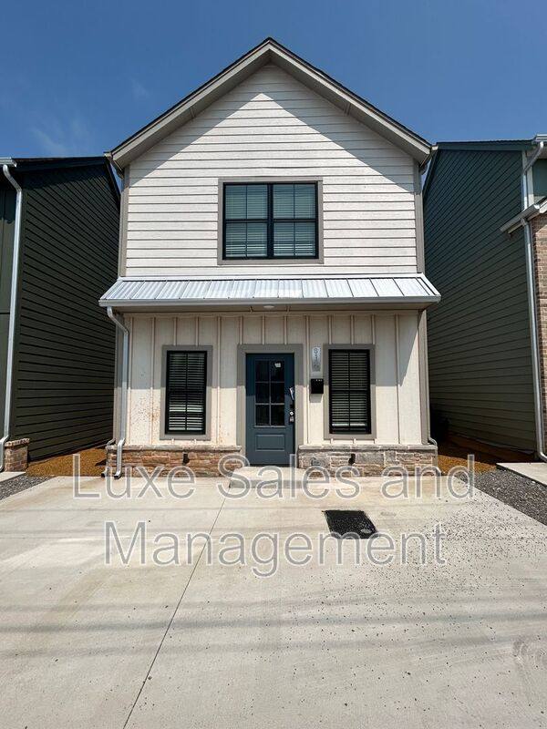 Townhouse for rent at 614 W 2nd St #110, Edmond, OK 73003