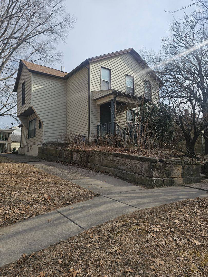 Apartment for rent at 929 Bridge, Davenport, IA 52803