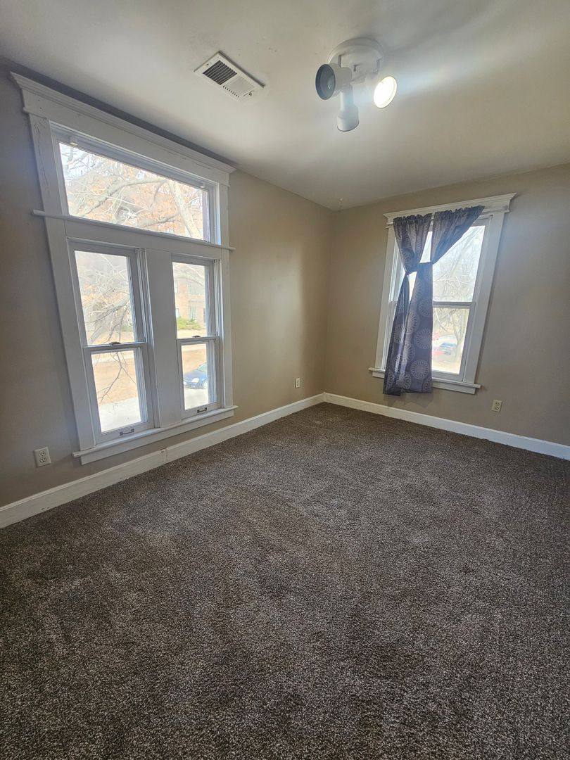 Apartment for rent at 929 Bridge, Davenport, IA 52803