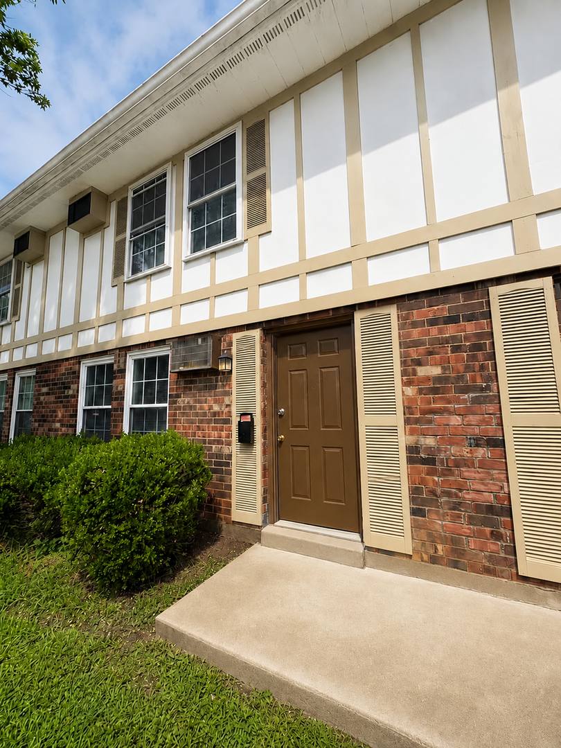 Apartment for rent at 5546 Indian Oaks Circle, Louisville, KY 40219