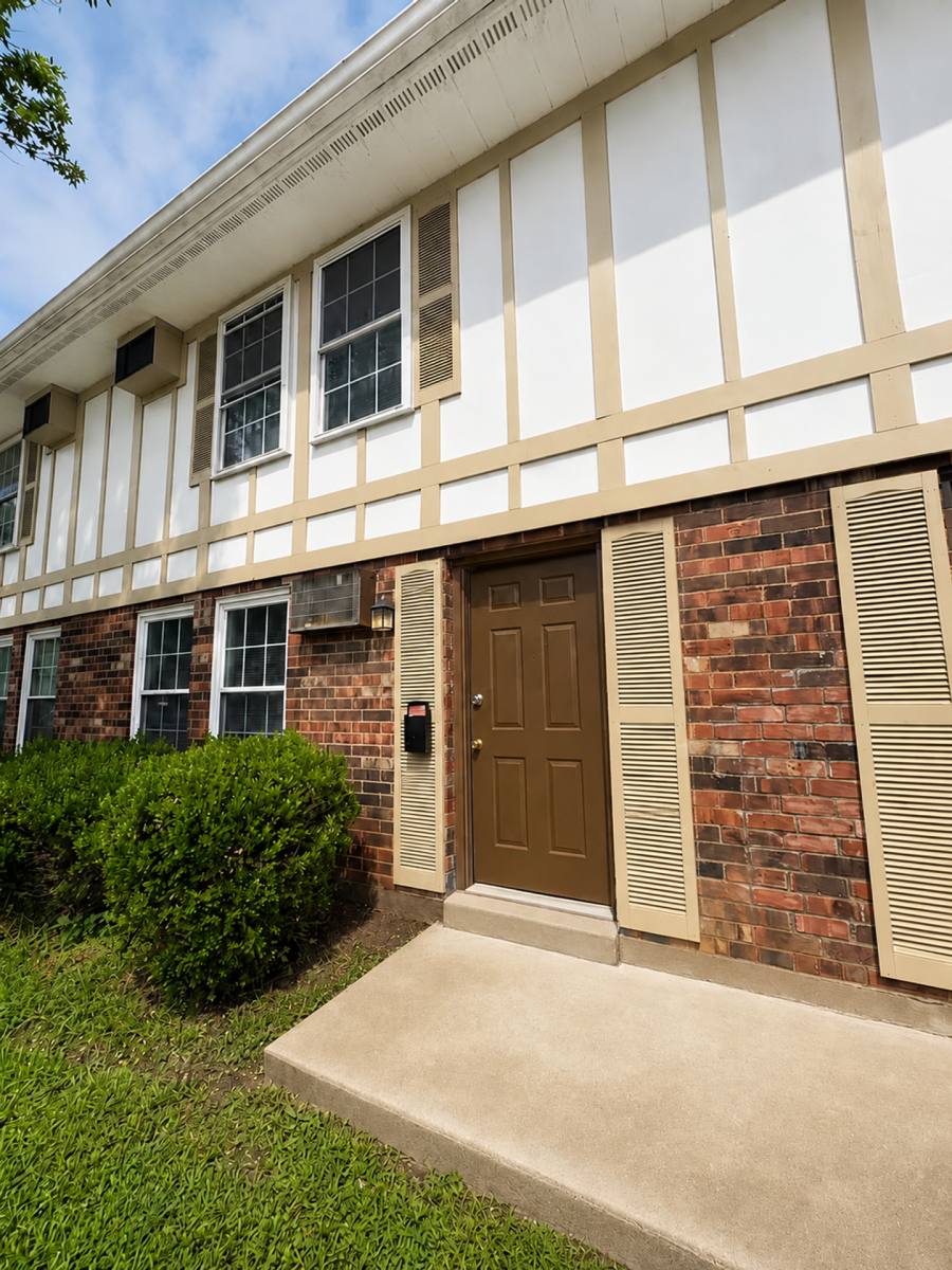 Apartment for rent at 5546 Indian Oaks Circle, Louisville, KY 40219