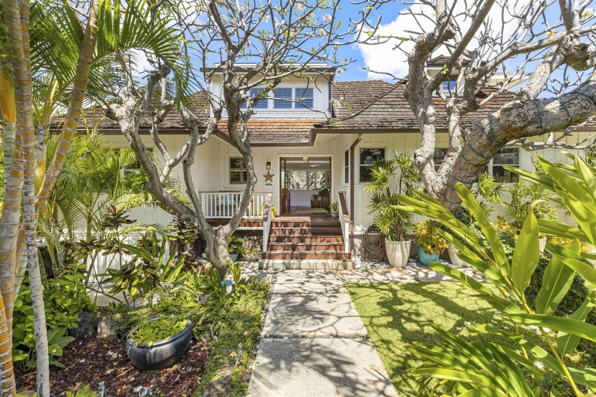 House for rent at 4034 Black Point Rd, Honolulu, HI 96816