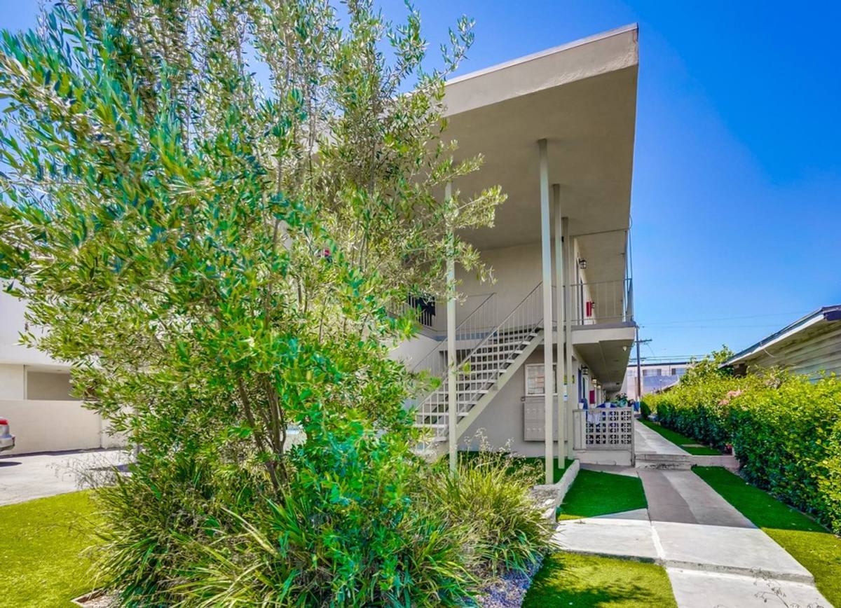 Apartment for rent at 6205 8th Ave #2, Los Angeles, CA 90043