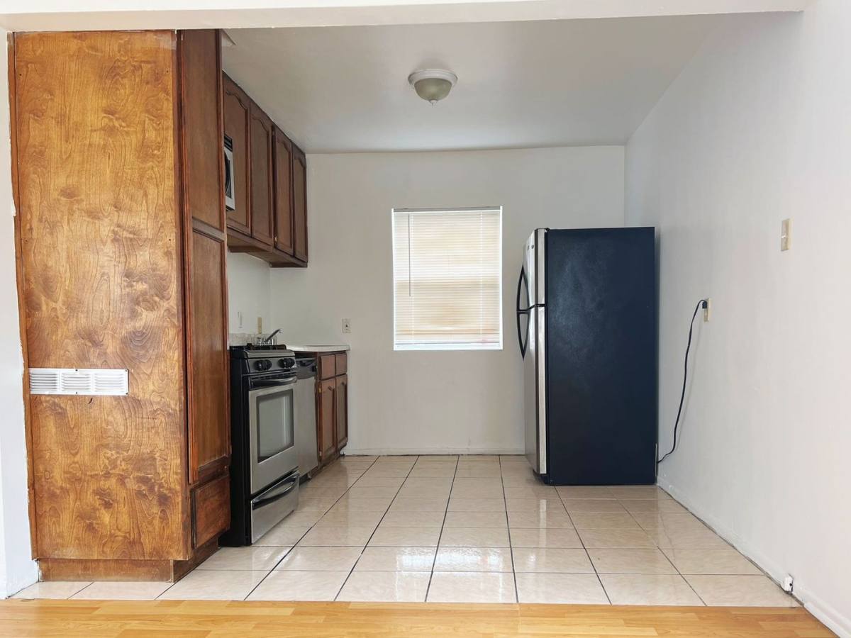 Apartment for rent at 1142 W 35th St, Los Angeles, CA 90007