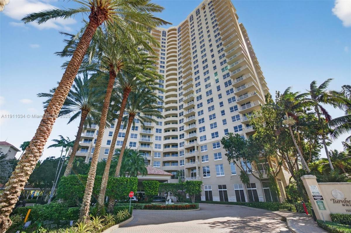 Apartment for rent at 19501 W Country Club Dr #313, Miami, FL 33180