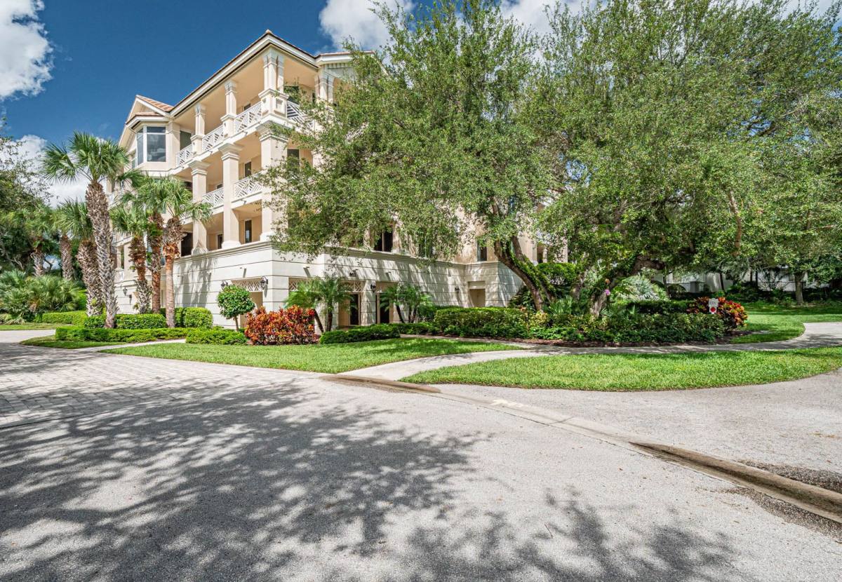Condo for rent at 801 N Swim Club Dr, Vero Beach, FL 32963