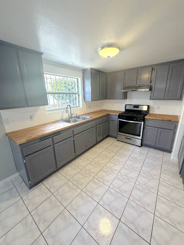 Townhouse for rent at 1503 W Adams Blvd, Los Angeles, CA 90007