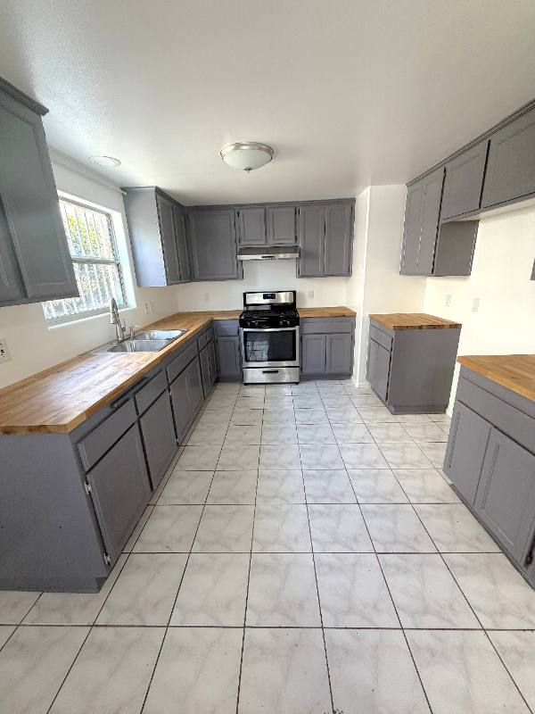 Townhouse for rent at 1503 W Adams Blvd, Los Angeles, CA 90007