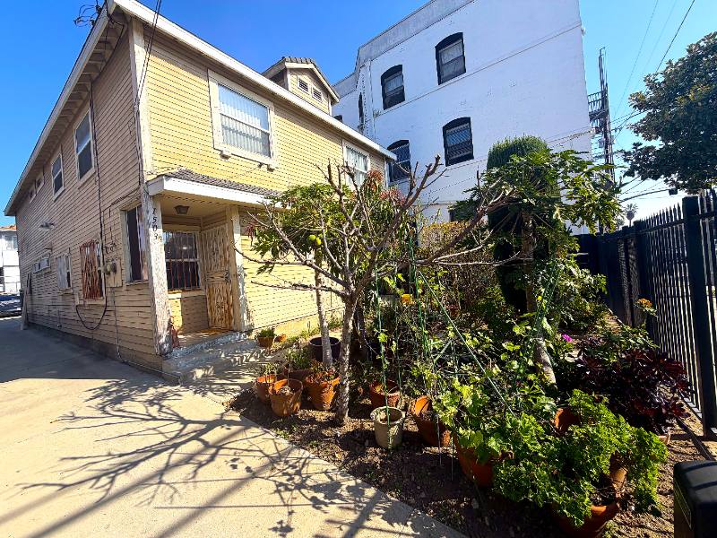 Townhouse for rent at 1503 W Adams Blvd, Los Angeles, CA 90007