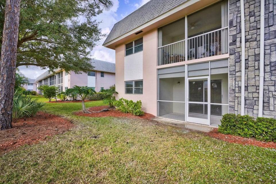 Apartment for rent at 18081 SE Country Club Dr, Jupiter, FL 33469