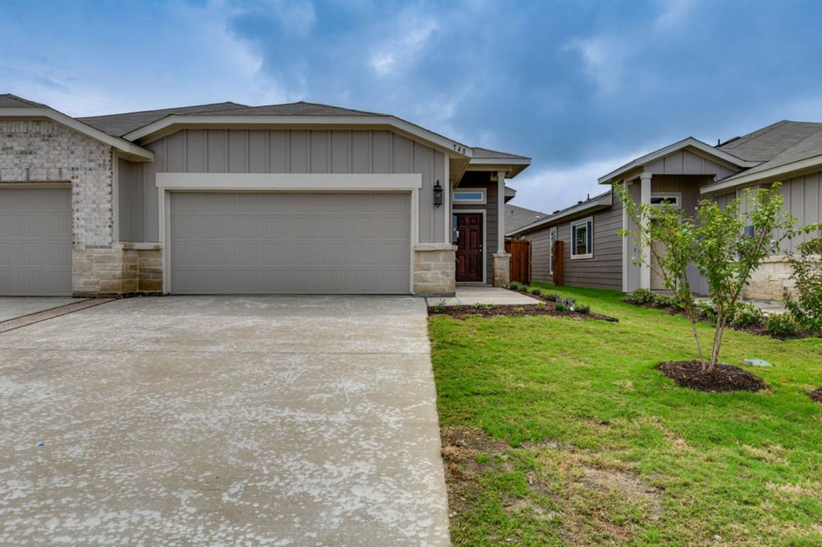 Townhouse for rent at 748 Wheatfield Dr, Venus, TX 76084