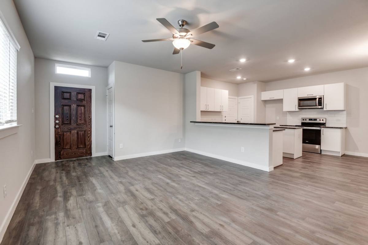 Townhouse for rent at 748 Wheatfield Dr, Venus, TX 76084