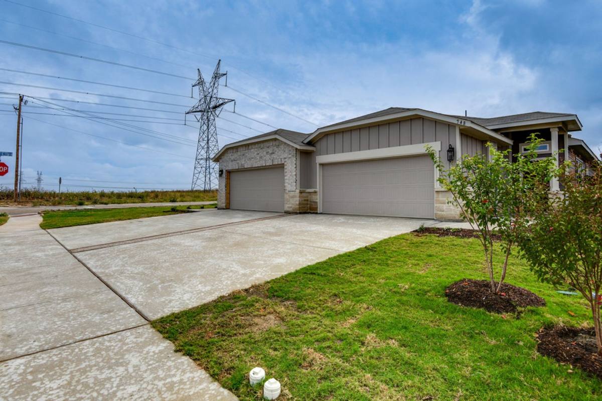 Townhouse for rent at 748 Wheatfield Dr, Venus, TX 76084