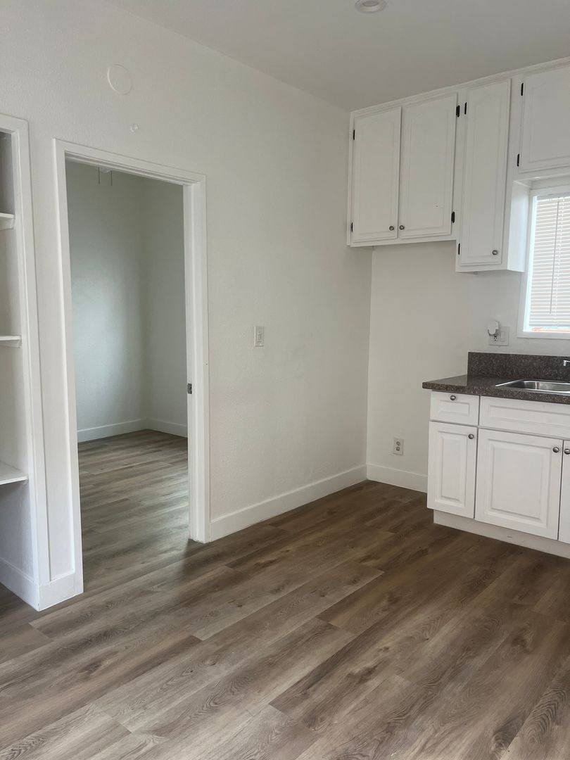 Apartment for rent at 842 Alamitos Ave, Long Beach, CA 90813
