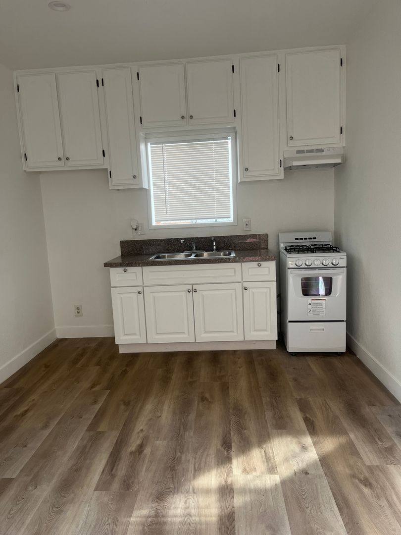 Apartment for rent at 842 Alamitos Ave, Long Beach, CA 90813