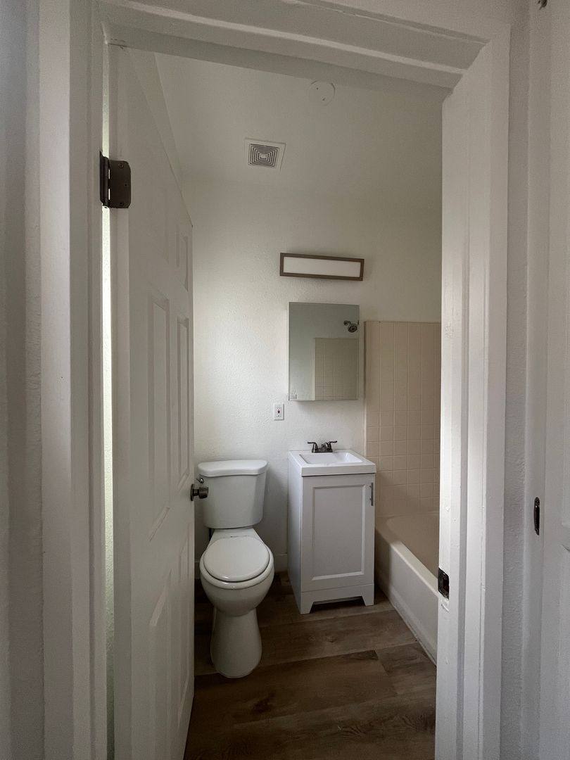 Apartment for rent at 842 Alamitos Ave, Long Beach, CA 90813