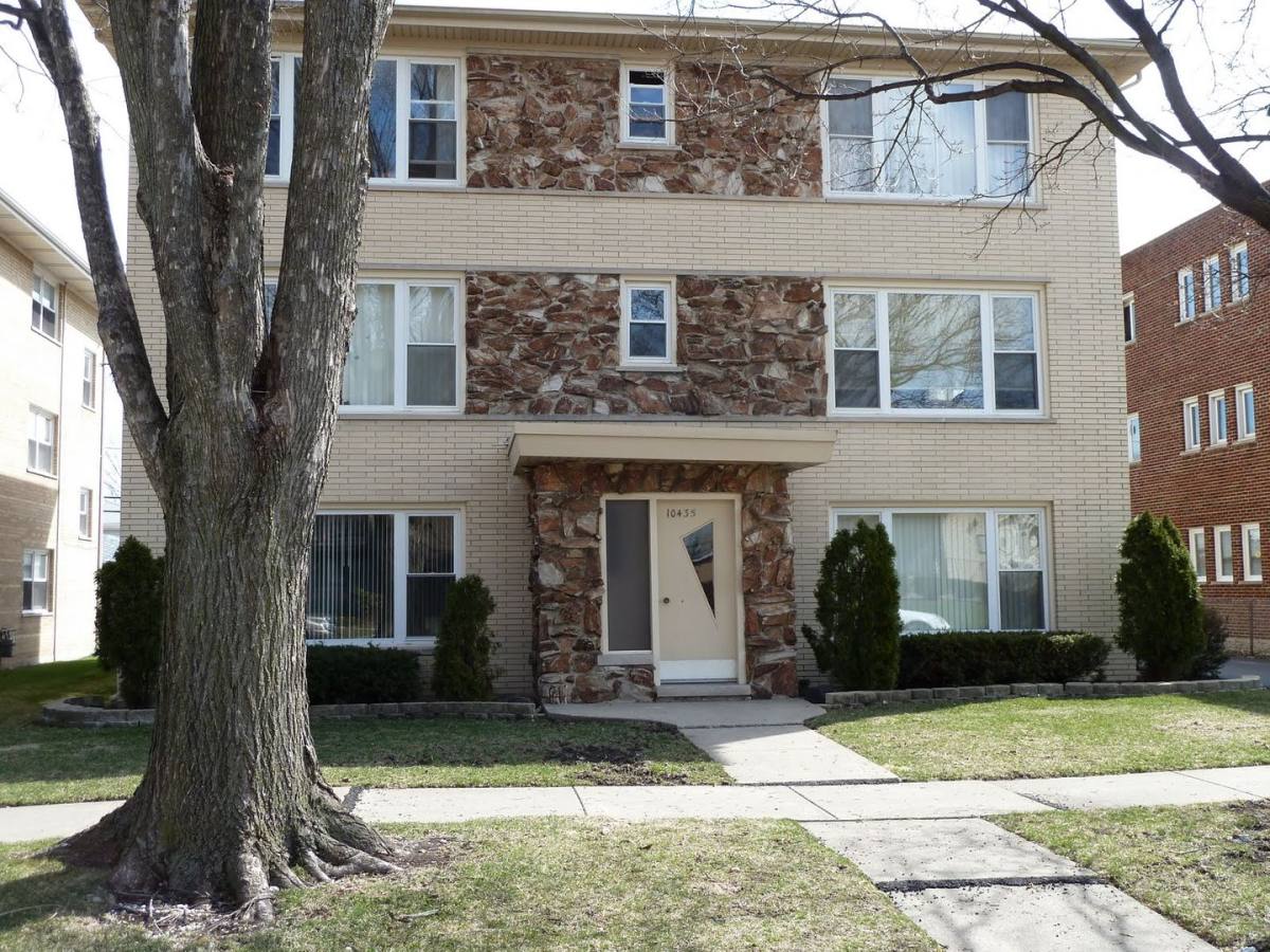 Apartment for rent at 10435 S Keating Ave, Oak Lawn, IL 60453