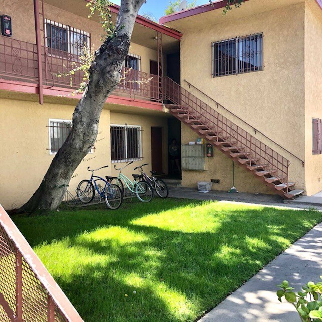 Apartment for rent at 2618 Ellendale Place, Los Angeles, CA 90007