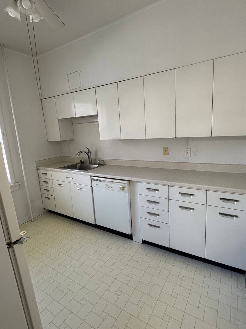 Apartment for rent at 201 W, 17th St, Dubuque, IA 52001
