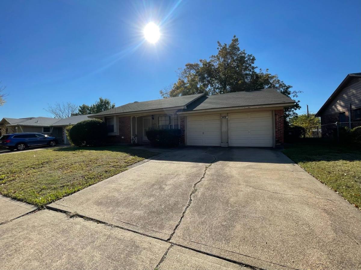 House for rent at 2310 Gilbert Circle, Arlington, TX 76010