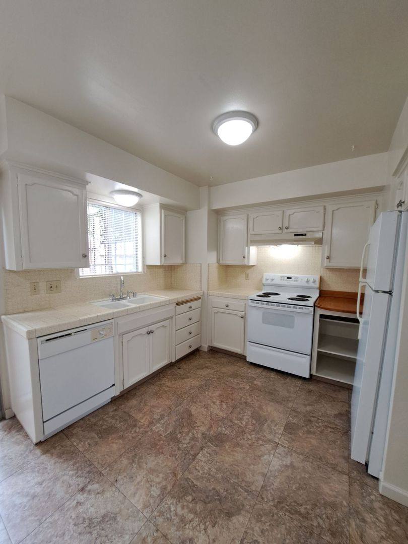 Townhouse for rent at 3355 E Sierra Madre Ave, Fresno, CA 93726