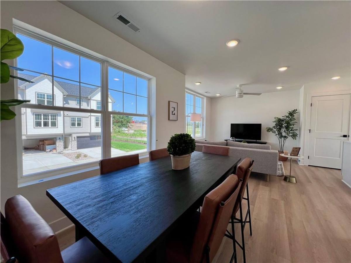 Townhouse for rent at 4400 154th St, Urbandale, IA 50323