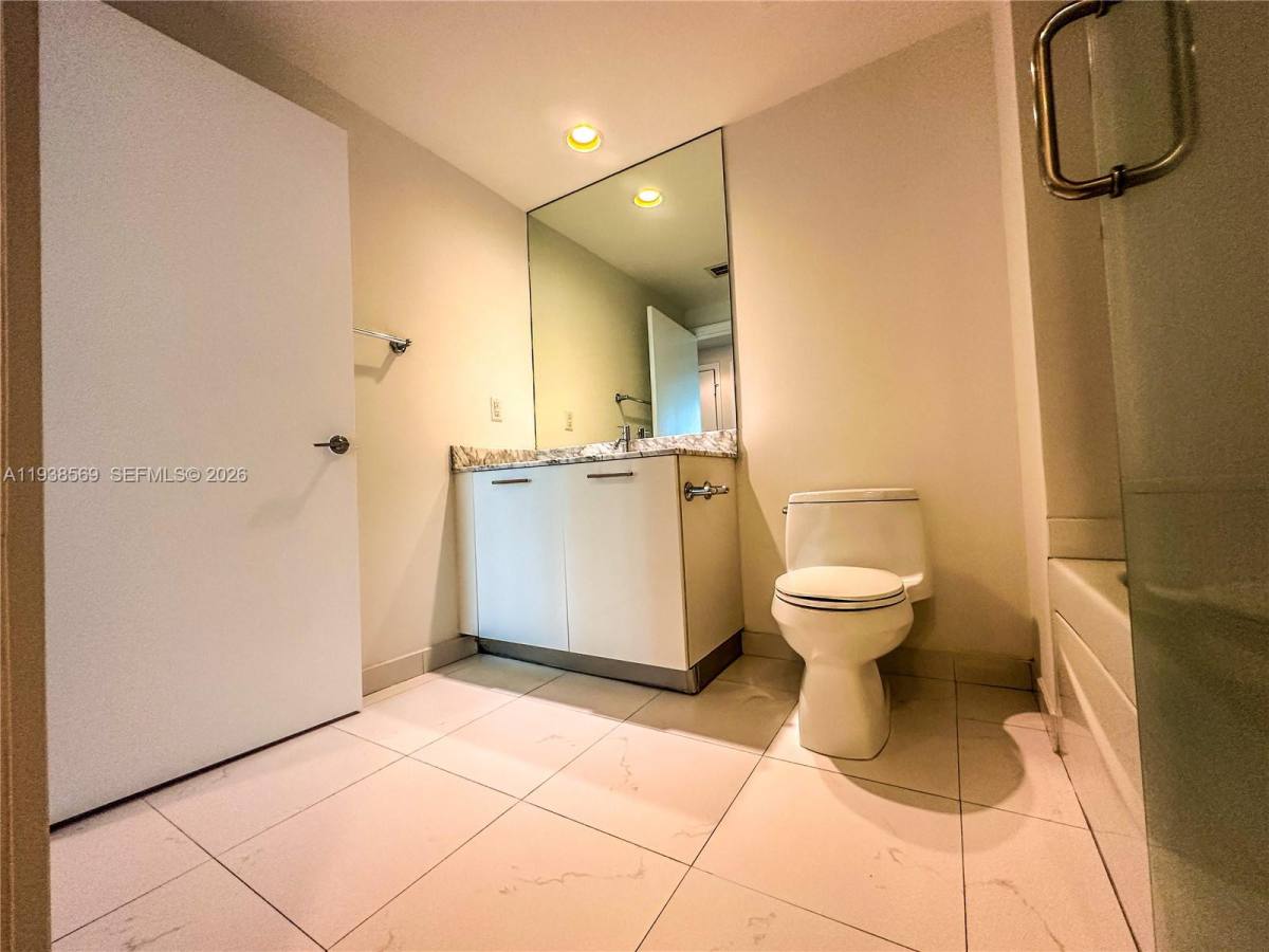 Apartment for rent at 500 Brickell Ave #1406, Miami, FL 33131