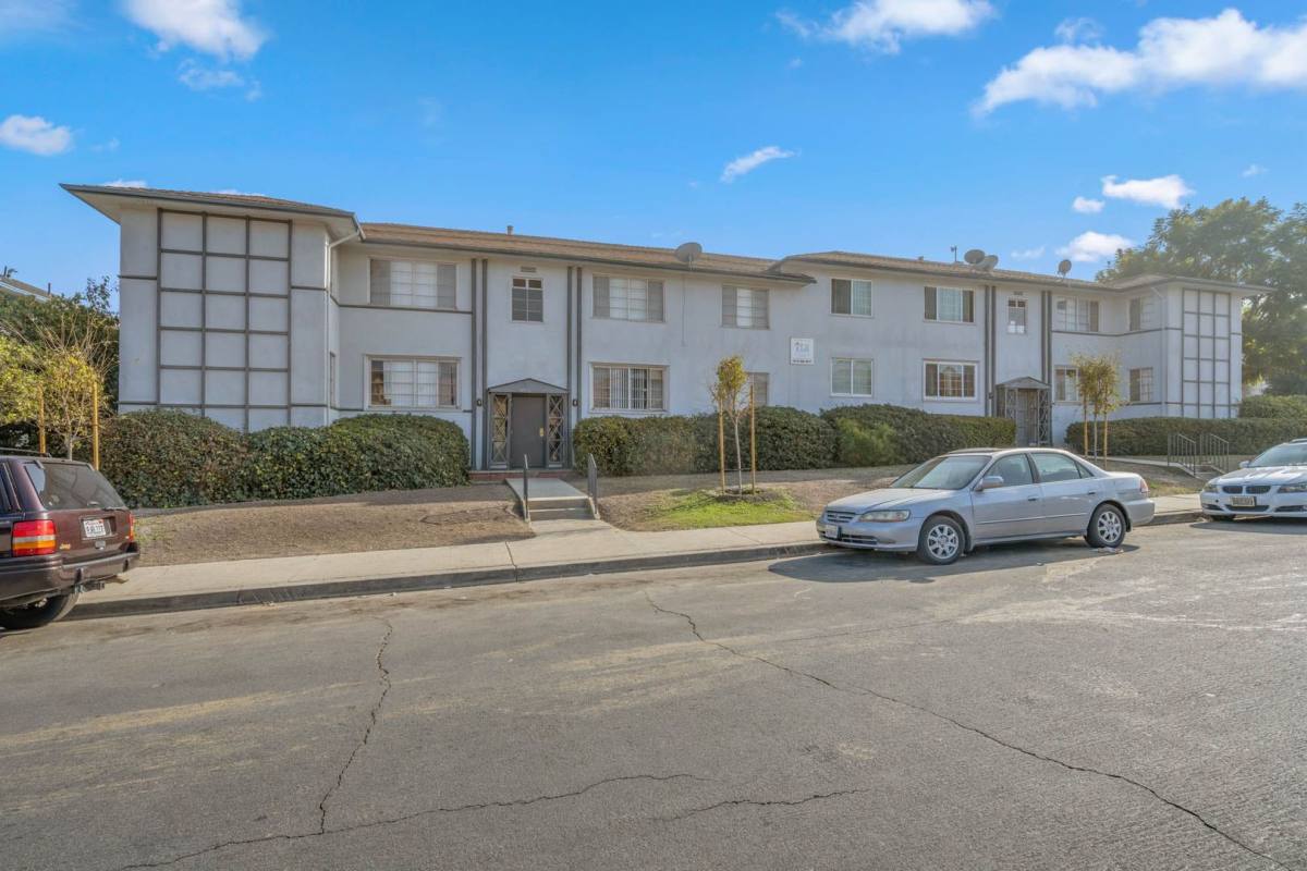 Apartment for rent at 4026-4050 W Blvd, Los Angeles, CA 90008