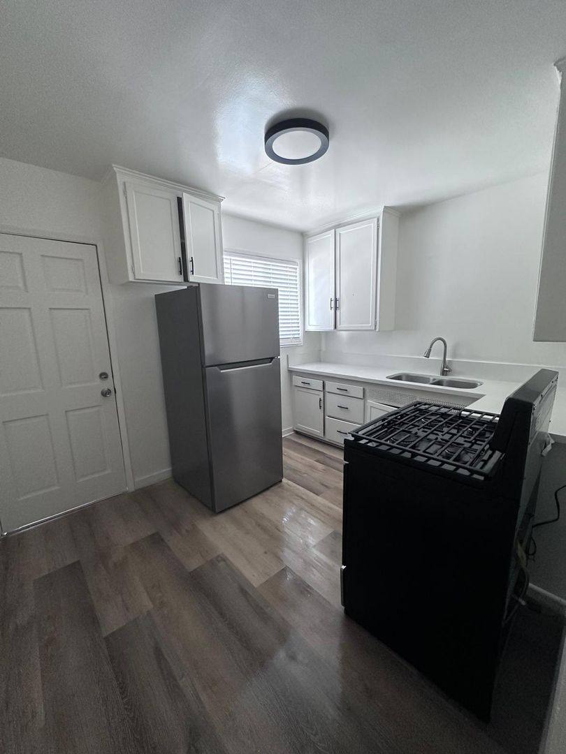 Apartment for rent at 4026-4050 W Blvd, Los Angeles, CA 90008