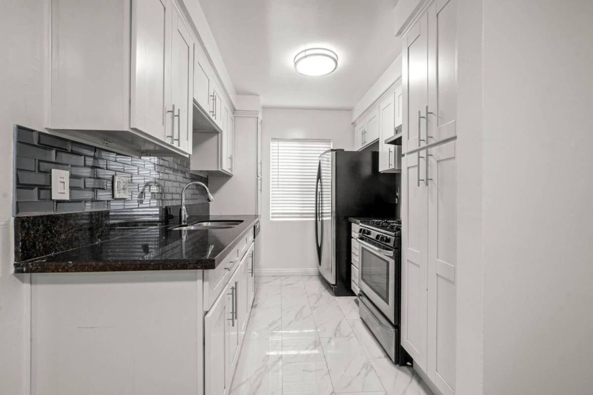 Apartment for rent at 607 N Flores St, Los Angeles, CA 90048