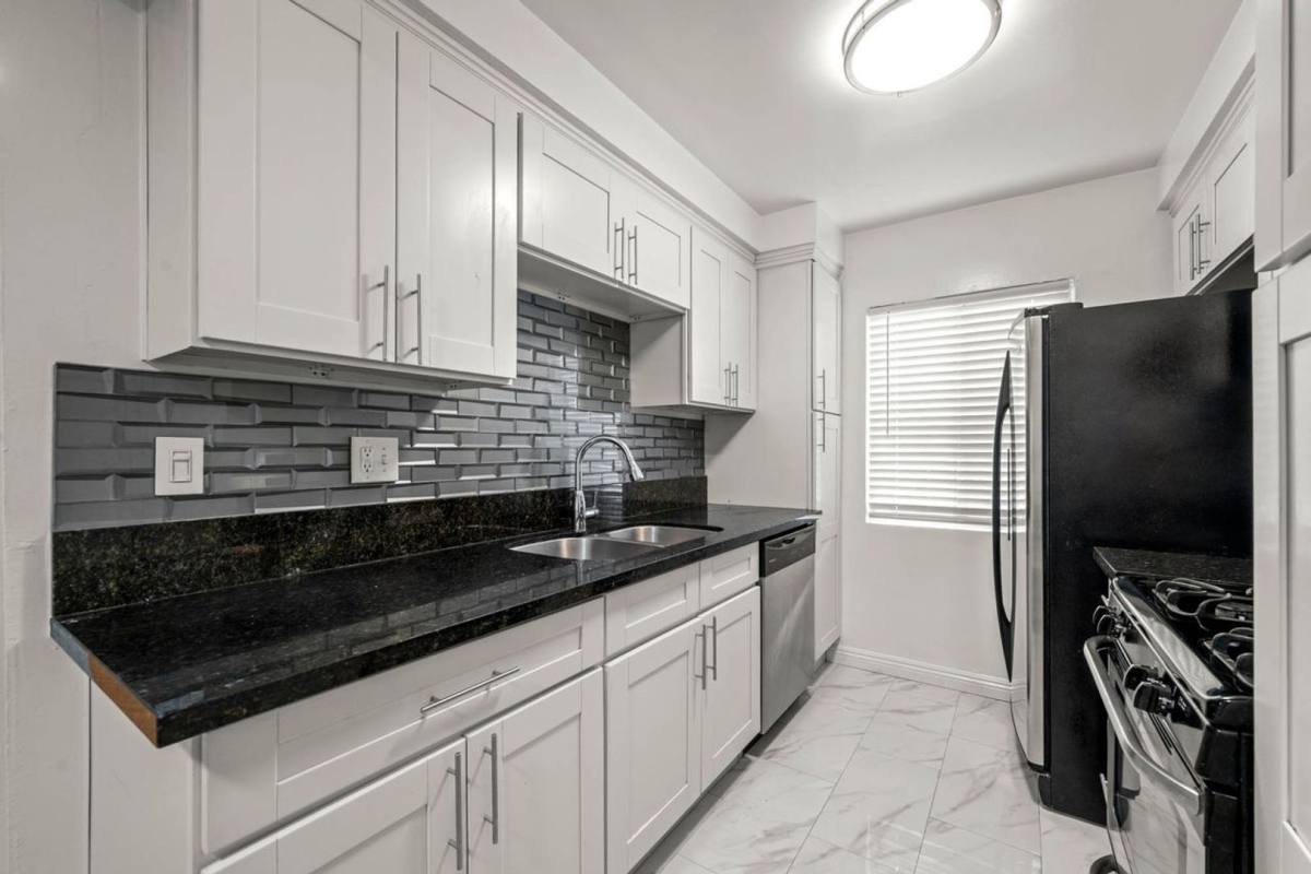 Apartment for rent at 607 N Flores St, Los Angeles, CA 90048
