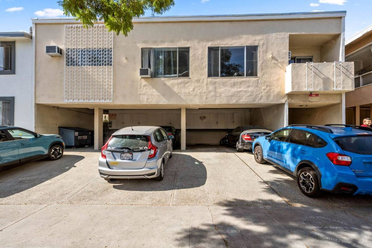 Apartment for rent at 607 N Flores St, Los Angeles, CA 90048