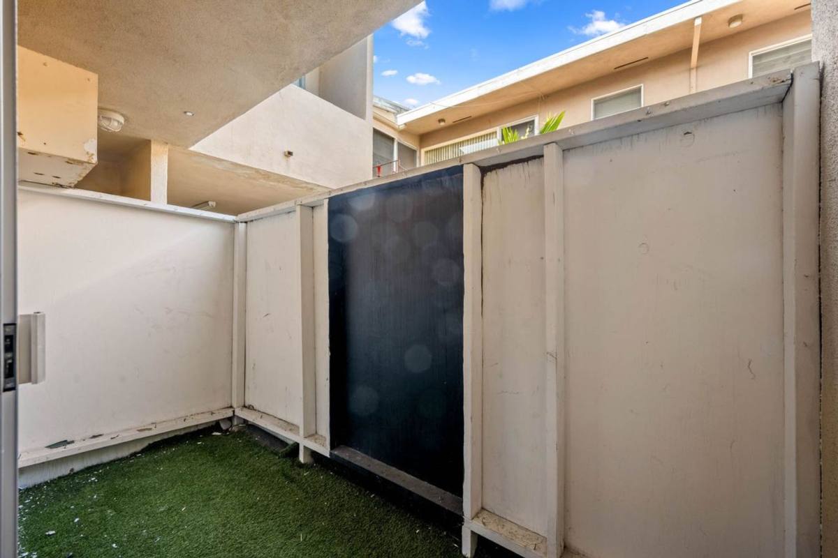 Apartment for rent at 607 N Flores St, Los Angeles, CA 90048