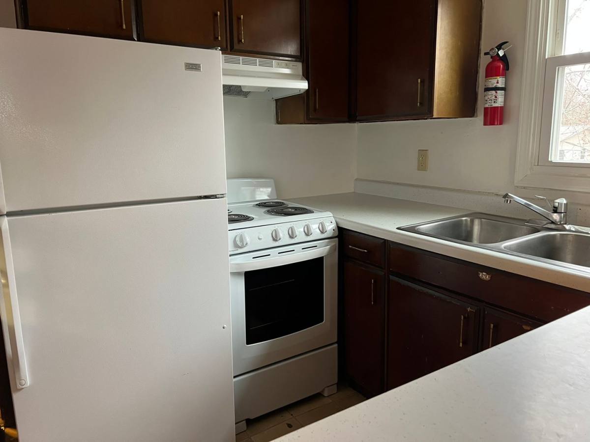 Apartment for rent at 920 Greenbrier Rd, Dekalb, IL 60115