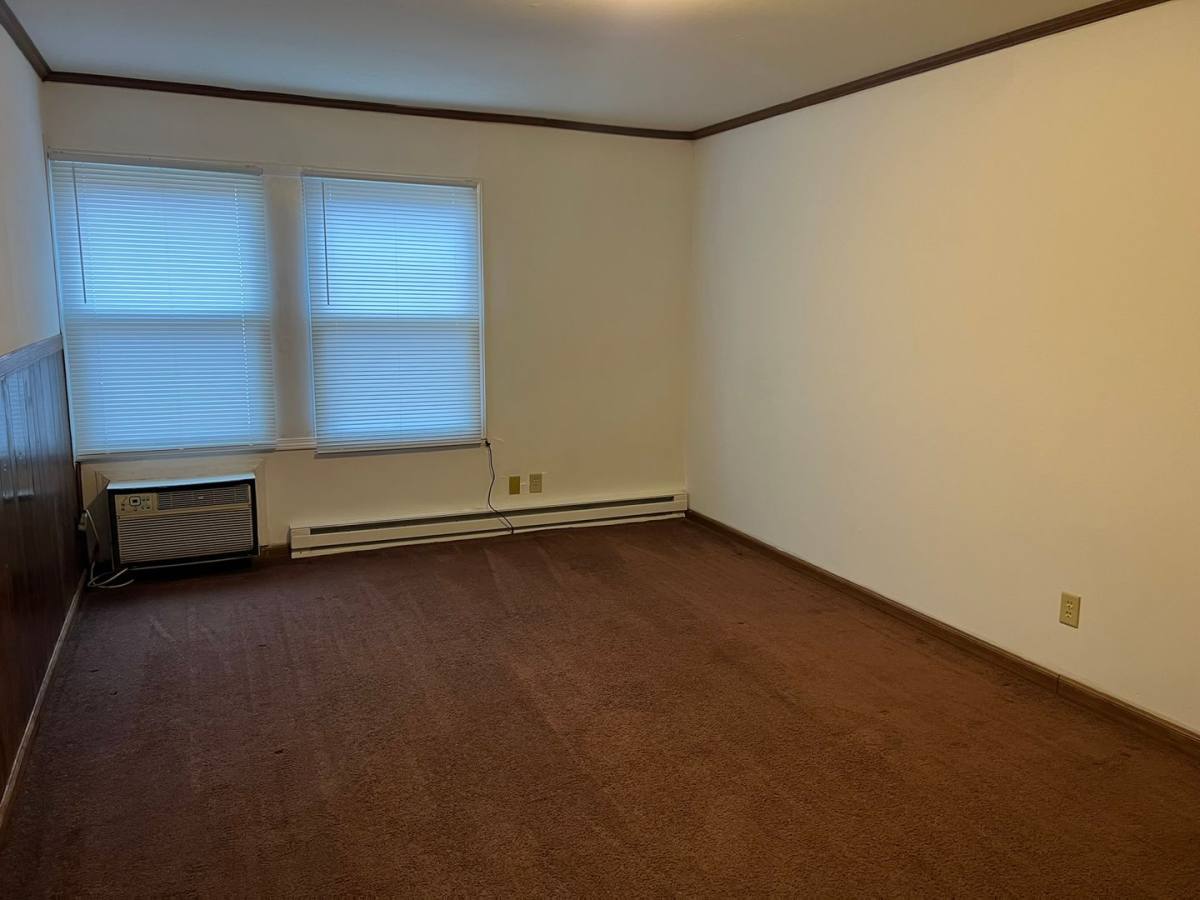 Apartment for rent at 920 Greenbrier Rd, Dekalb, IL 60115
